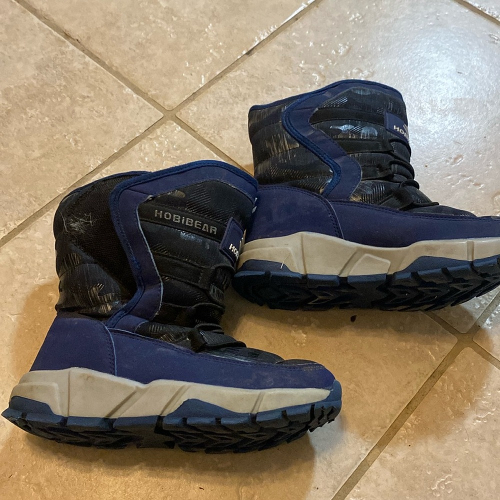 boys little kid size 1 snow boots .